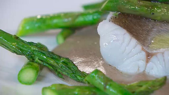  - Merluza a la sal con puré de ajos negros