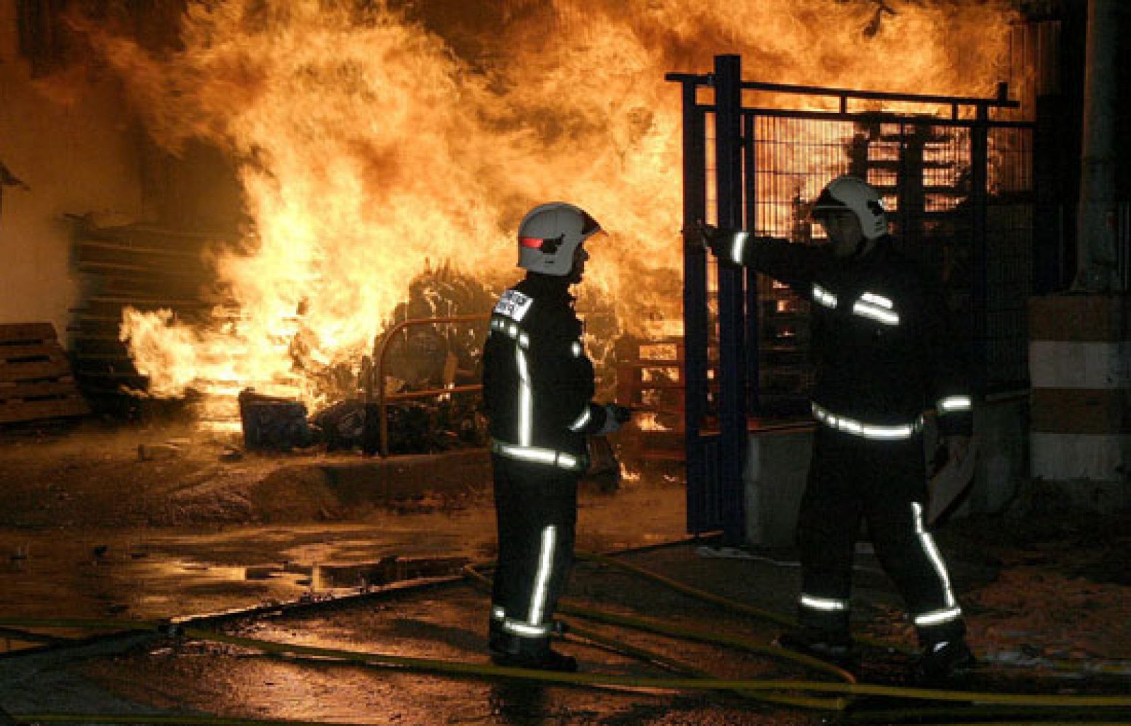 Un incendio destruye una nave industrial en Motril