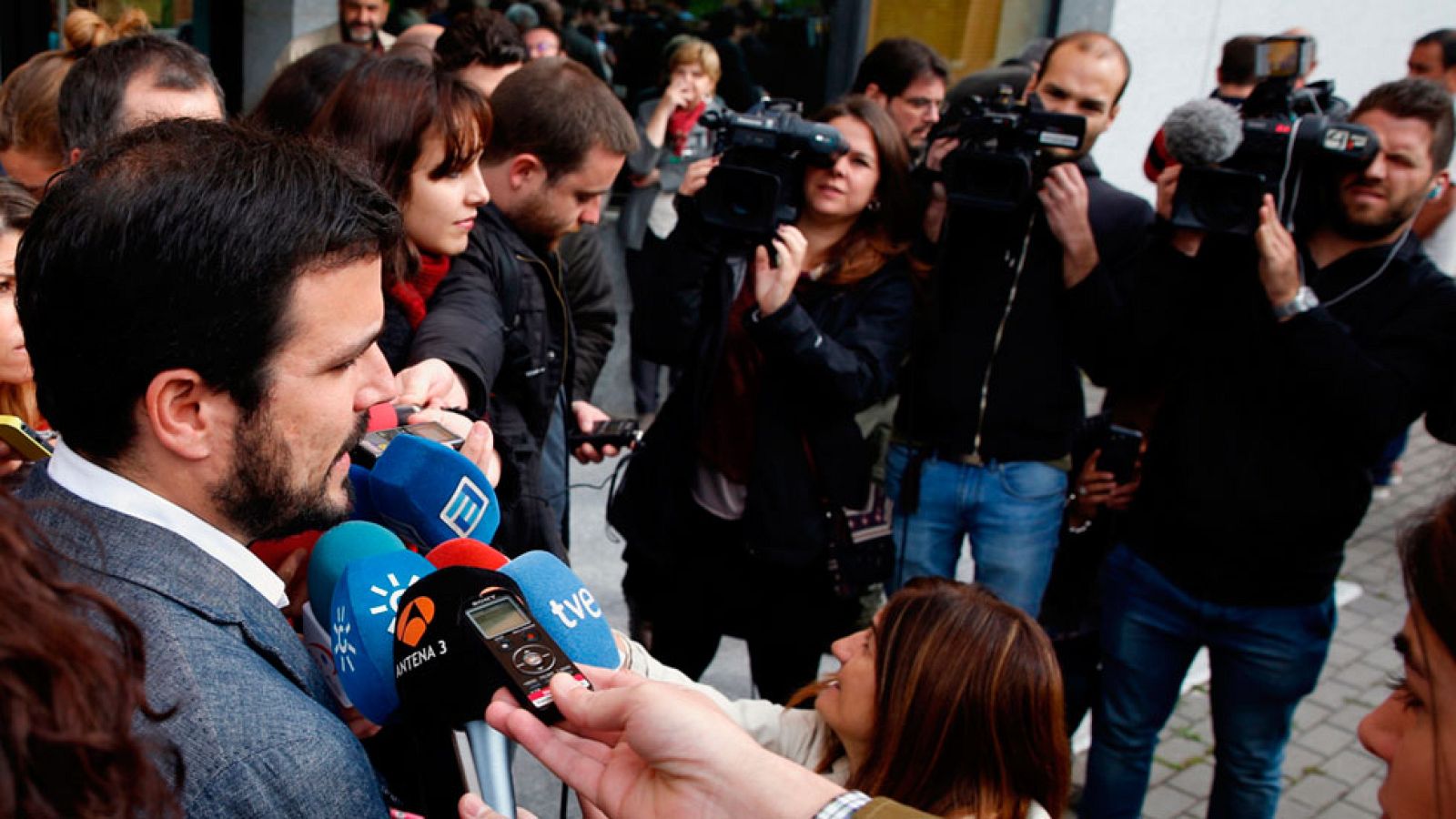 IU y Podemos confían en que la coalición para el 26-J será una realidad