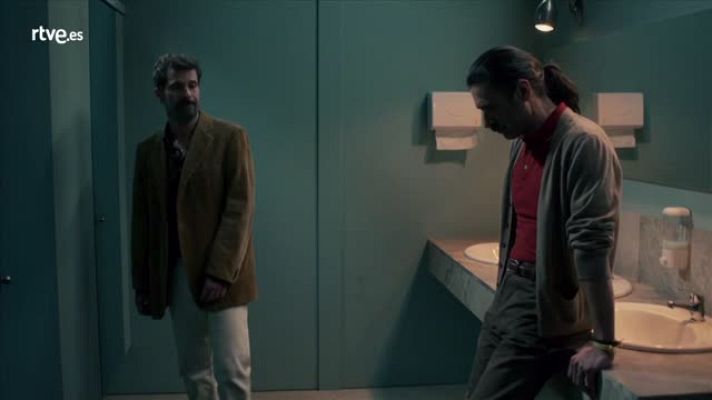 El Ministerio del Tiempo - Julián y Alonso, confidencias en el baño