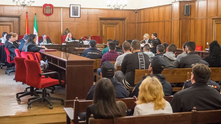 Telediario 1 - La Fiscalía rebaja a 41 años la petición de cárcel para los acusados de 'Los Perla' por la muerte de una niña en un tiroteo