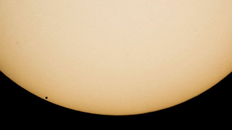 Mercurio se pasea entre el Sol y la Tierra