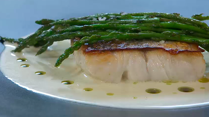 RTVE Cocina - Receta de merluza con pil pil de espárragos
