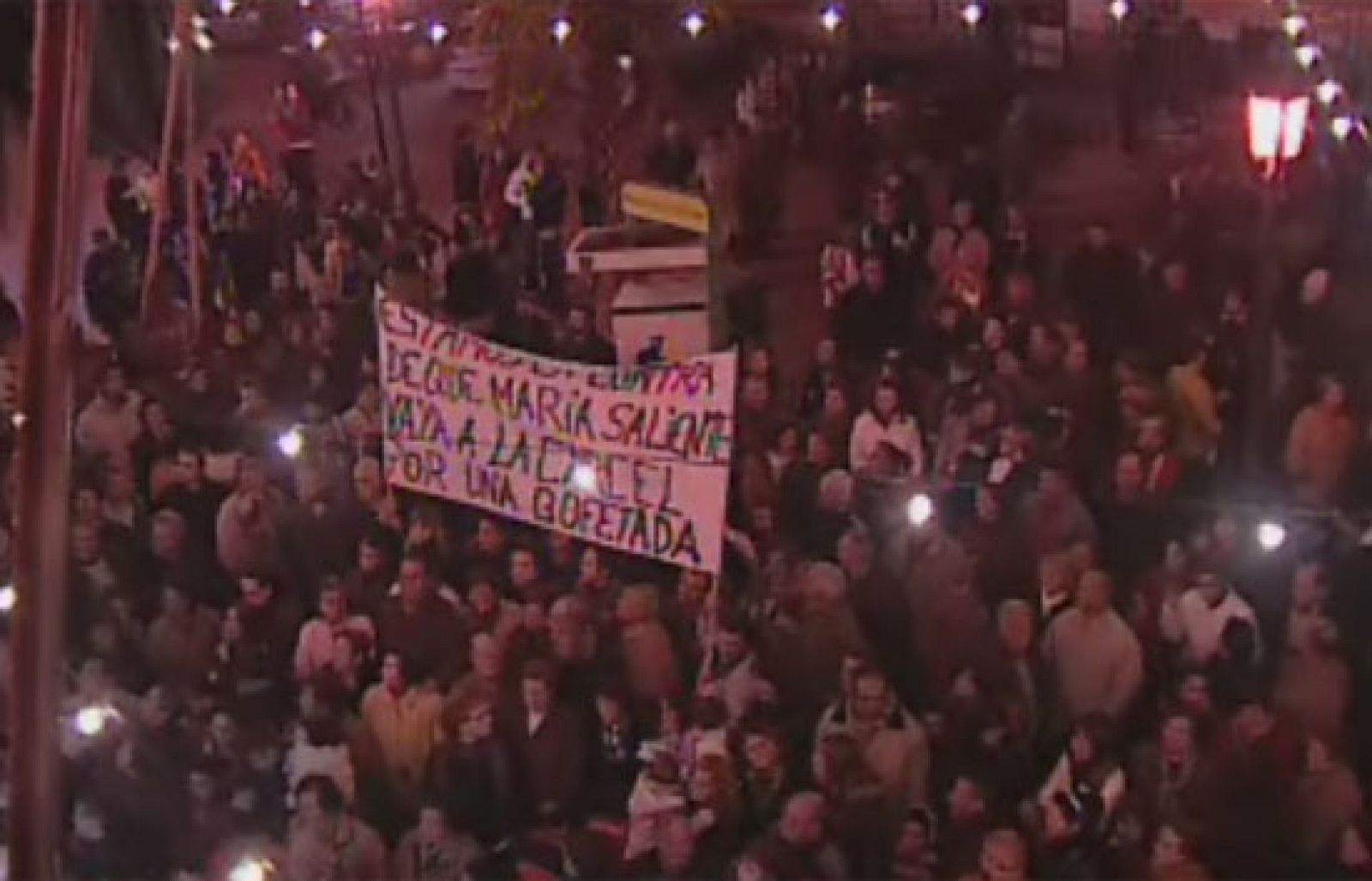 Los vecinos de Pozo Alcón se concentran para apoyar a la mujer condenada a 45 días de prisión por pegar a su hijo | Ver