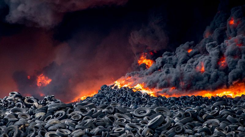 Arde en Seseña el mayor cementerio de neumáticos de Europa provocando una gran humareda
