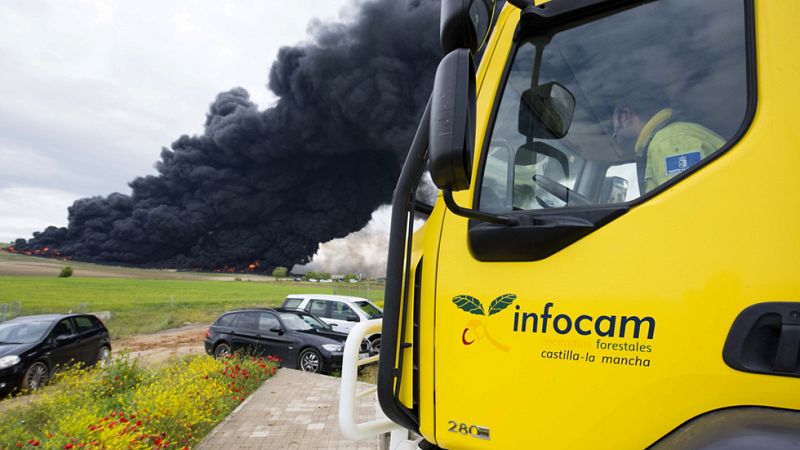 Los servicios de emergencias alertan de que el incendio neumáticos de Seseña puede durar varios días