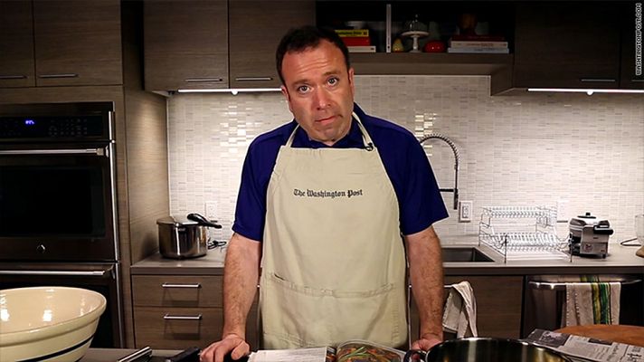 Telediario 1 - Un periodista americano se come literalmente un artículo suyo sobre la candidatura de Trump