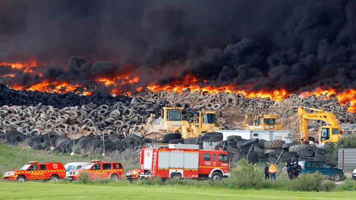 Telediario 1 - Extinguir el incendio del cementerio de neumáticos de Seseña llevará al menos dos semanas