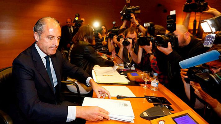 Telediario 1 - En las Cortes valencianas el expresidente de la comunidad, Francisco Camps, ha comparecido en la comisión de investigación