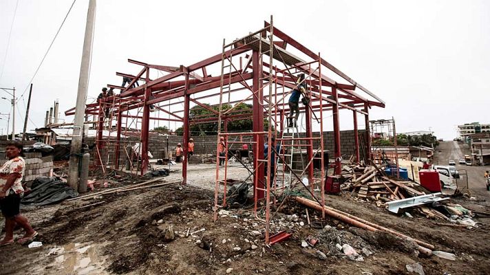 Telediario 1 - Las tareas de desescombro y reconstrucción tras el terremoto de Ecuador continúan de manera lenta y complicada