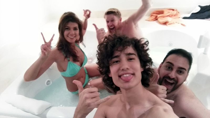 MasterChef 4 - Los chicos de la "manada" la l�an parda a medianoche