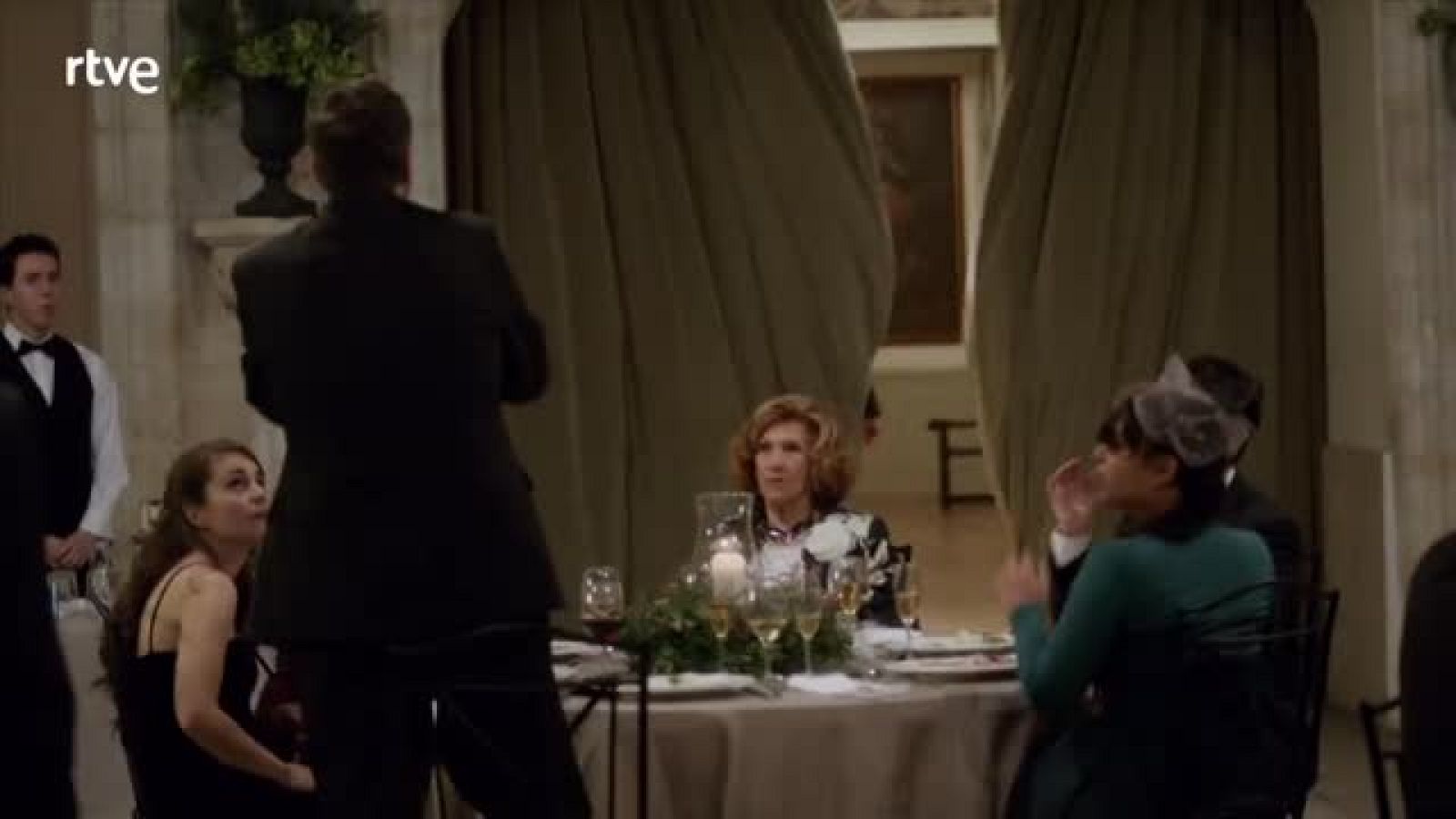 El Ministerio del Tiempo - El cuñado, animador de las bodas | Ver