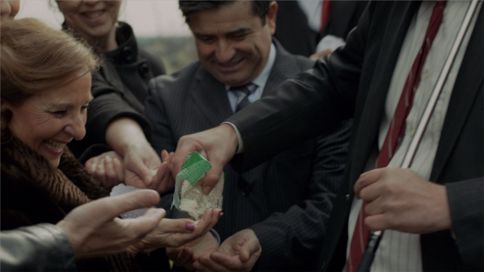 El Ministerio del Tiempo - El cuñado reparte arroz para lanzar en la boda | Ver