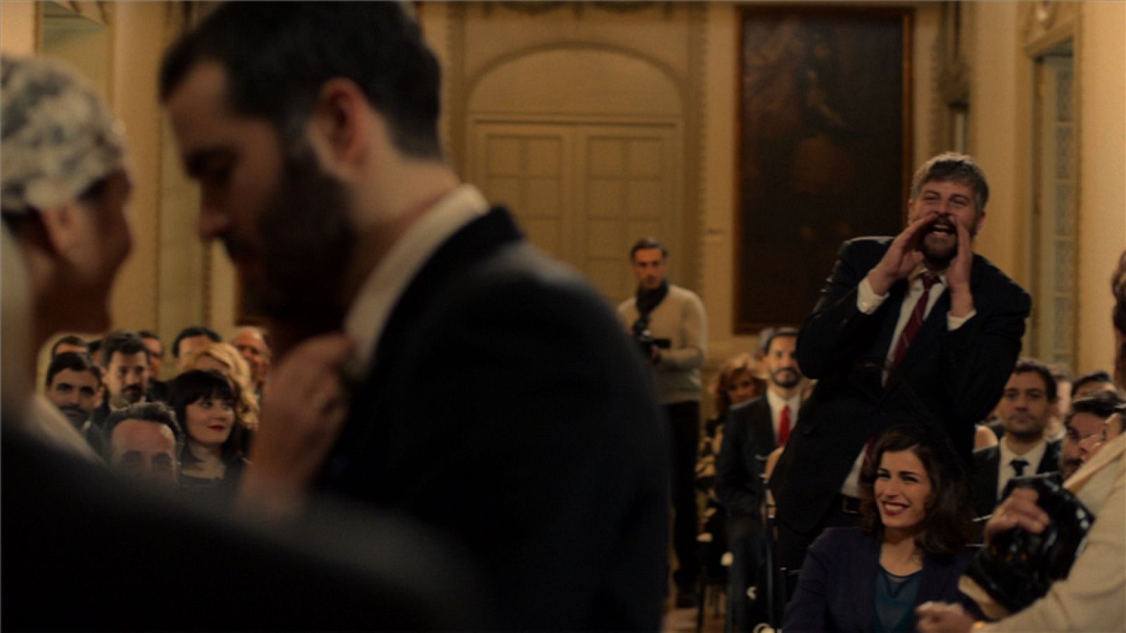 El Ministerio del Tiempo - El cuñado de Ortigosa bromea con él sobre besar a su hermana | Ver