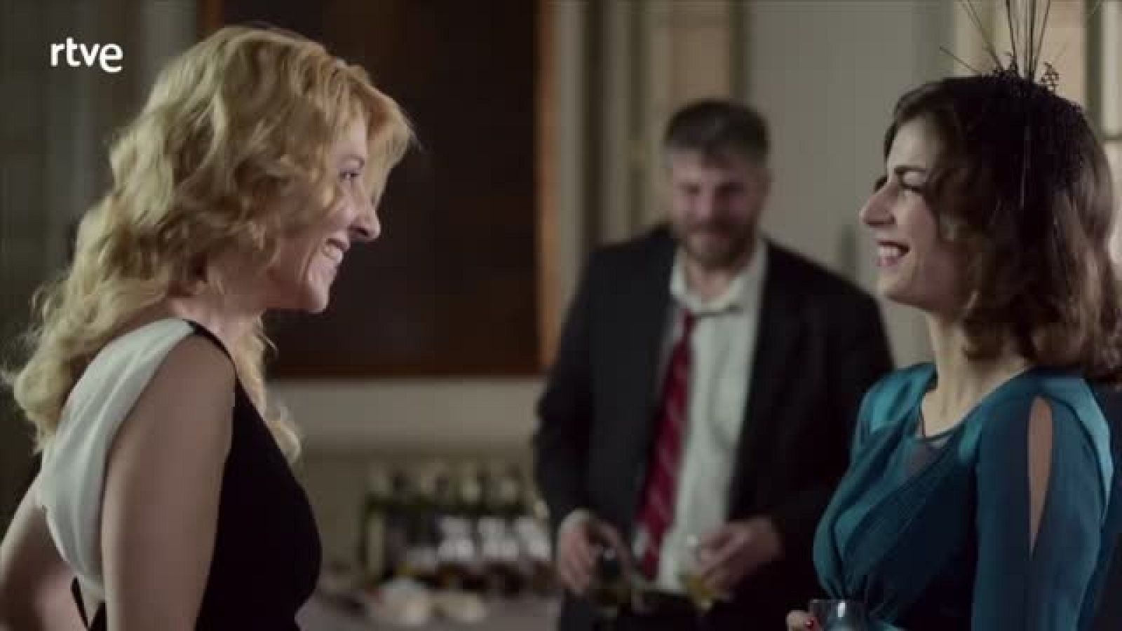 El Ministerio del Tiempo - El cuñado interrumpe a Irene y su ligue en el cóctel de la boda | Ver