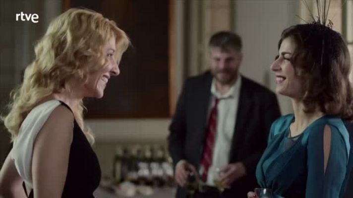 El Ministerio del Tiempo - El cuñado interrumpe a Irene y su ligue en el cóctel