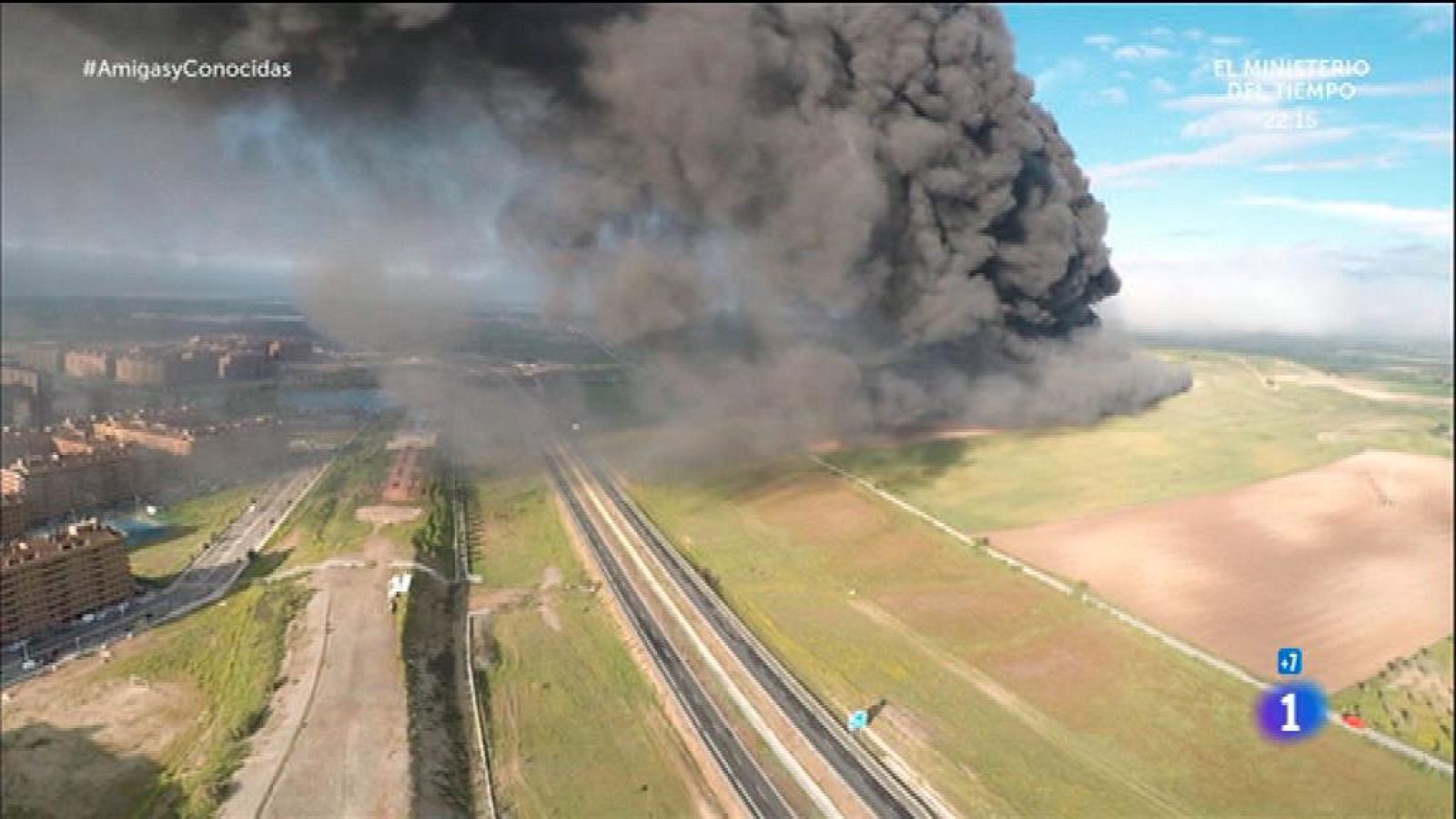 Siguen extinguiendo el incendio de Seseña