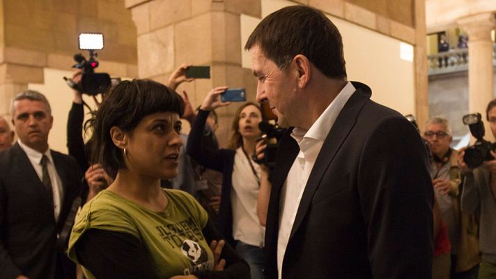 Telediario 1 - Otegi visita el Parlamento de Cataluña invitado por la CUP y provoca la división de la Cámara catalana