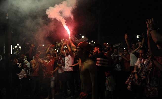 La noche en 24h - La afición sevillista celebra la quinta Europa League en la Puerta de Jerez