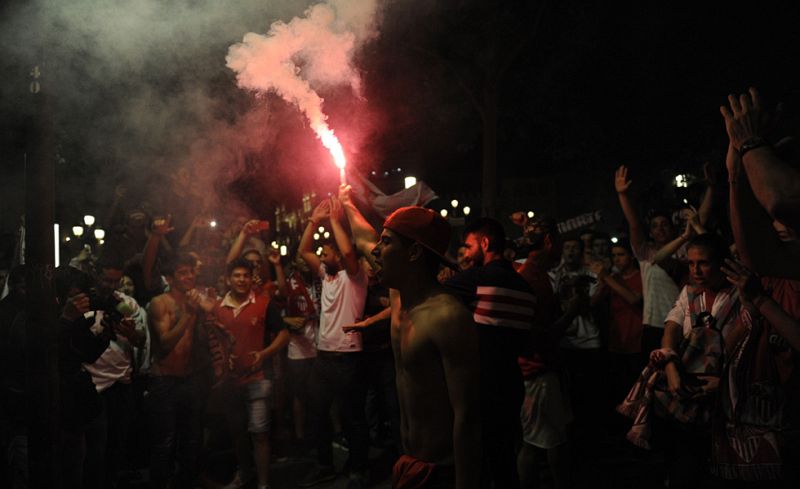 La afición sevillista celebra la quinta Europa League en la Puerta de Jerez - La noche en 24h | Ver