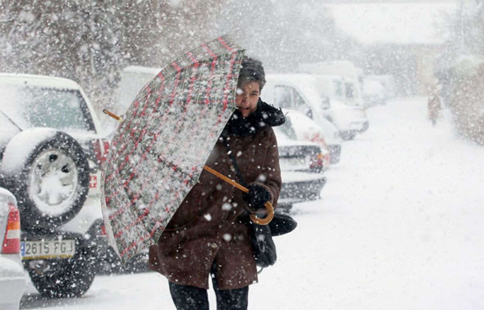 La nieve mantiene cortada varios puertos de montaña y cinco comunidades autónomas están en alerta por la nieve.