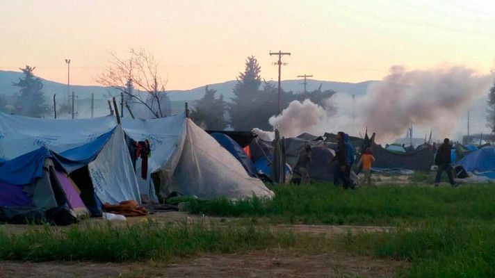 Telediario 1 - La policía carga contra los refugiados que tratan de cruzar de Grecia a Macedonia