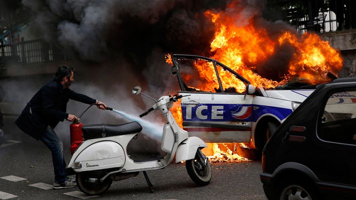 Telediario 1 - Un coche de la policía incendiado, símbolo de la tensión que vive París
