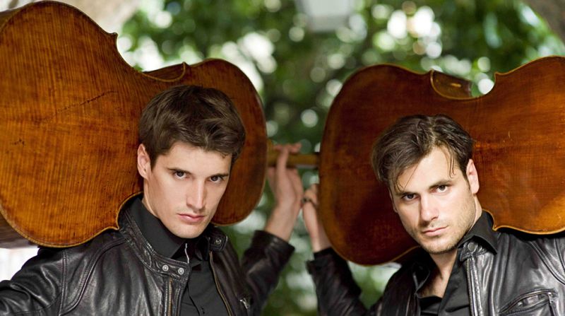 El grupo 2Cellos triunfa con sus apasionadas versiones de clásicos de la música universal | Ver