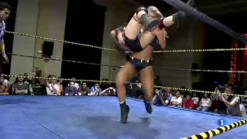 Es celebra a Barcelona una prova de la WWE femenina, el "pressing cath", meitat espectacle, meitat esport