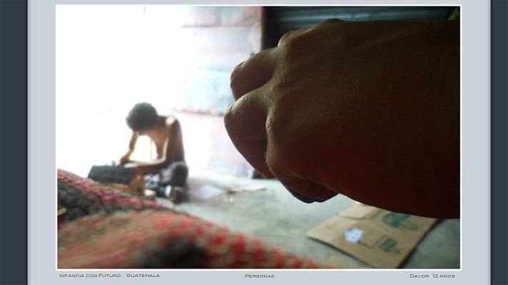 Telediario 1 - Niños sin recursos reflejan su realidad con "Una foto en la recámara"
