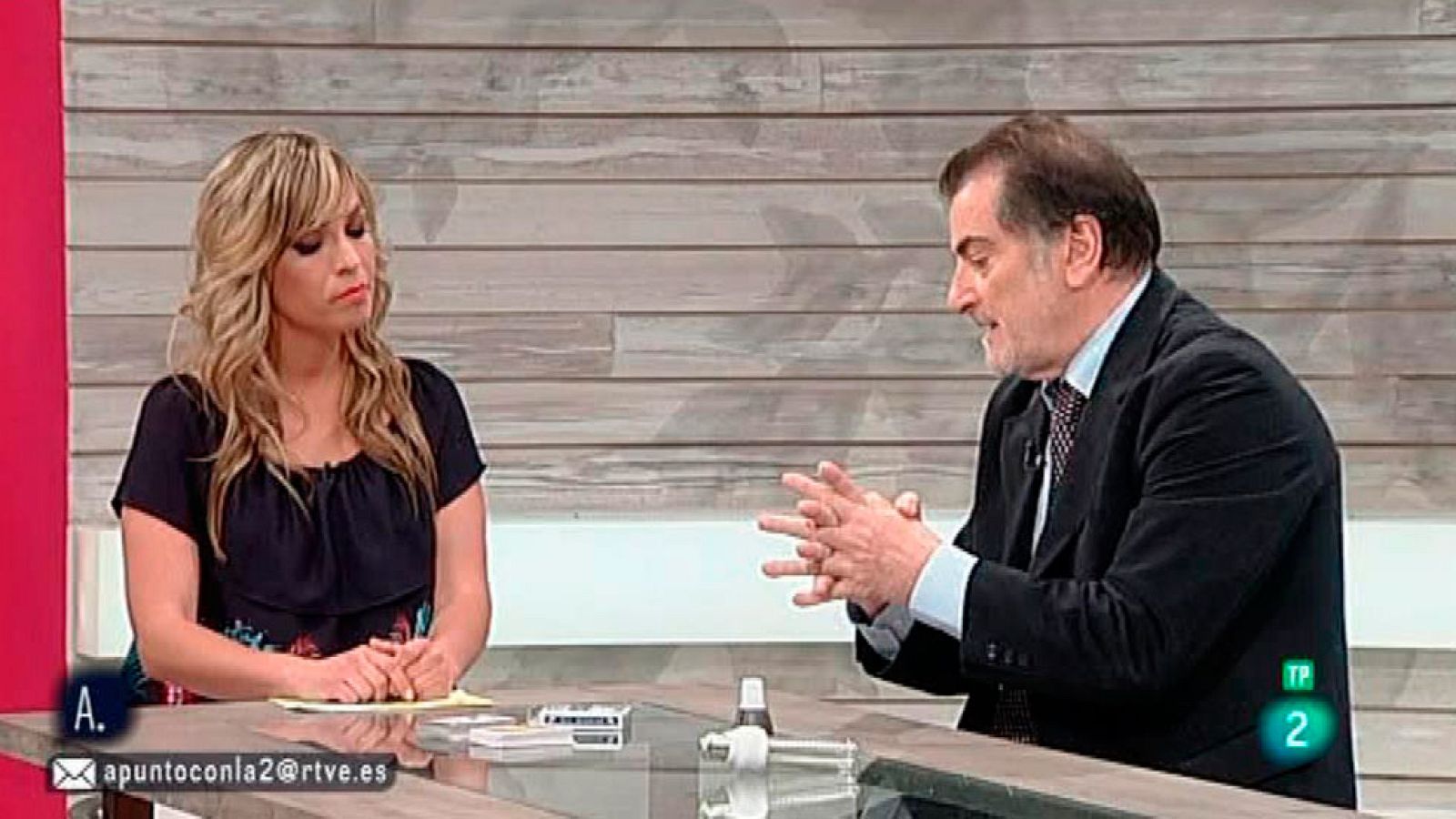 A punto con La 2 - Inventos: Soportes Led y naipes universales