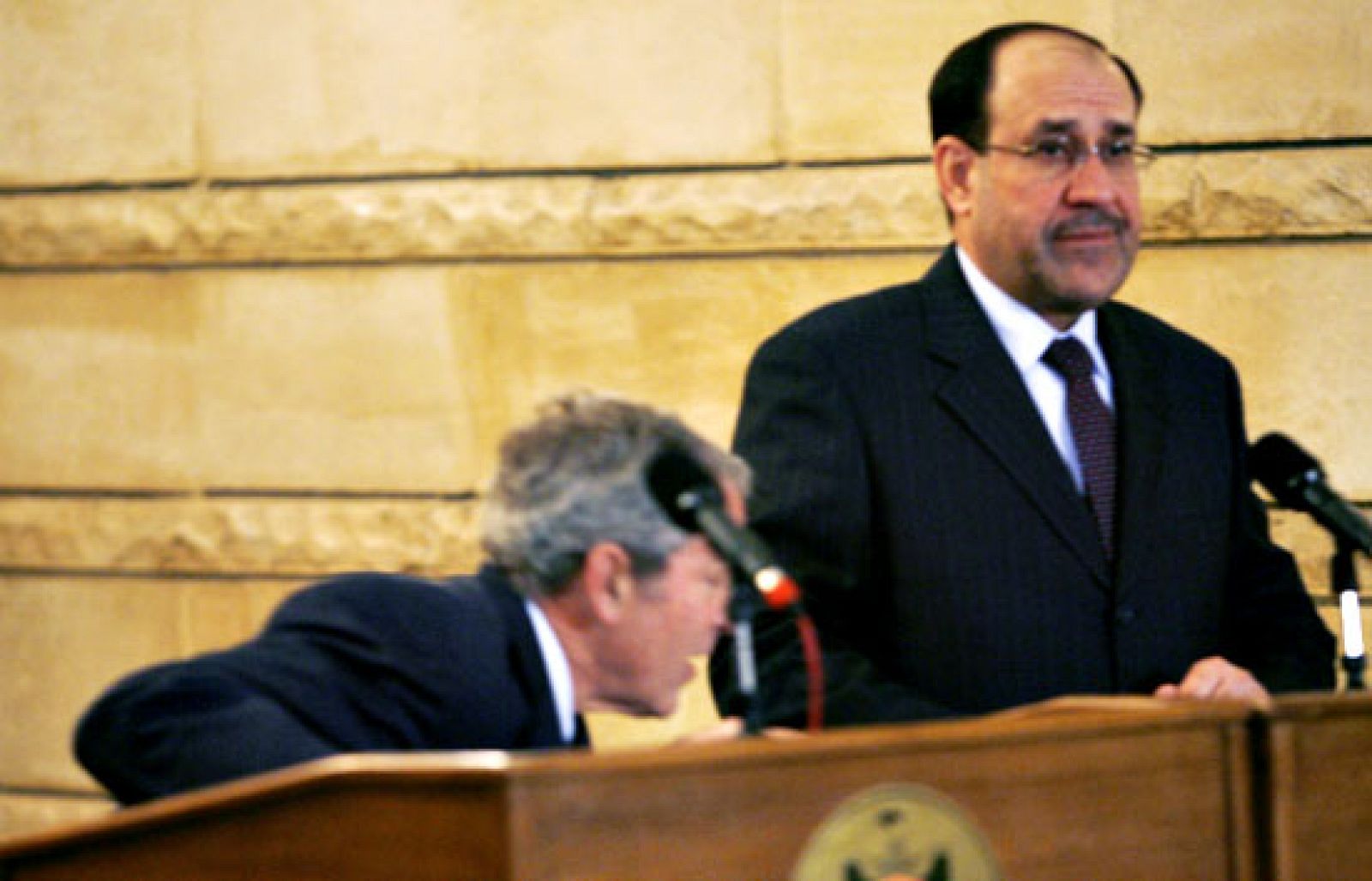 Un periodista iraquí intenta agredir al presidente de los EE.UU, George  Bush, lanzándole sus zapatos. Además le ha insultado llamándole "perro".