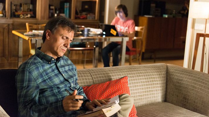 El hombre de tu vida - Hugo se pone a ver películas románticas