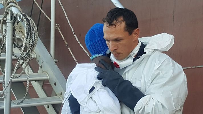 Telediario 1 - Una niña de 9 meses llega a  Lampedusa después de perder a su madre durante la travesía