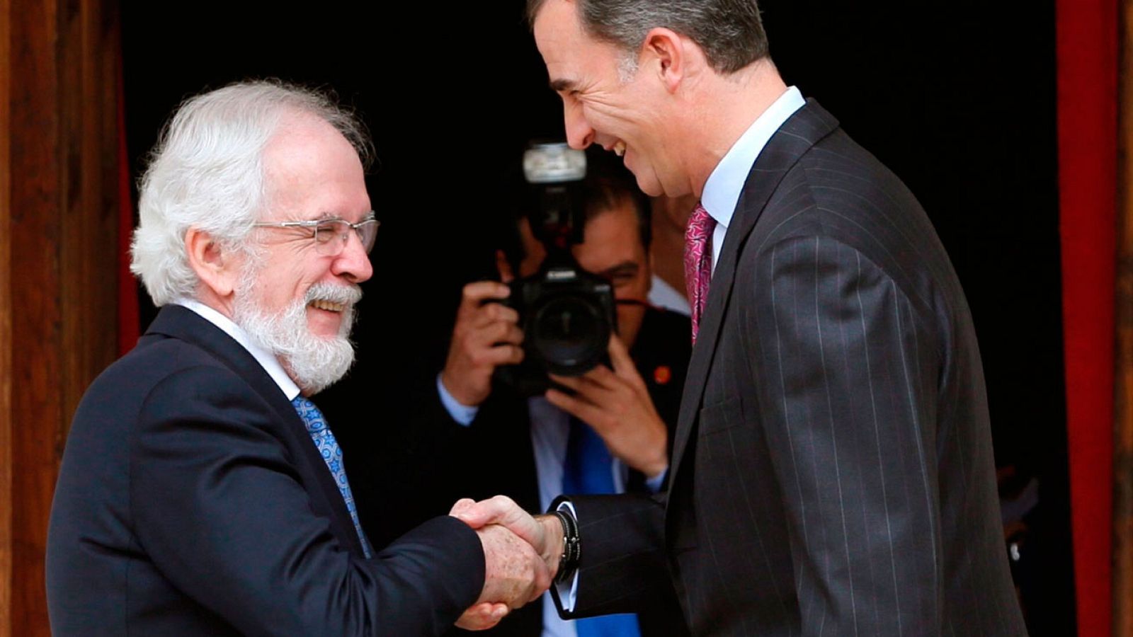 Felipe VI entrega el Premio Iberoamericano de Humor Gráfico Quevedos a Forges