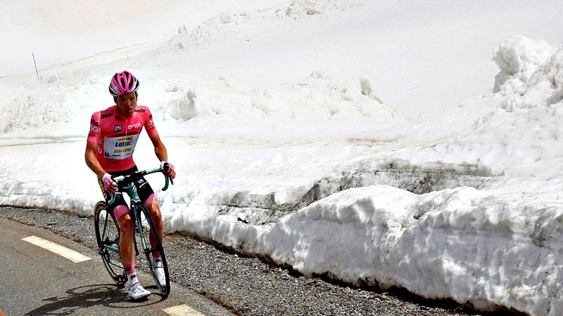 El holandés Steven Kruijswijk (Lotto Jumbo), líder del Giro, ha sufrido una aparatosa caída en el descenso del Col del Agnello, en el transcurso de la decimonovena etapa, aunque la maglia rosa no ha sufrido daños importantes y sigue en carrera. En la