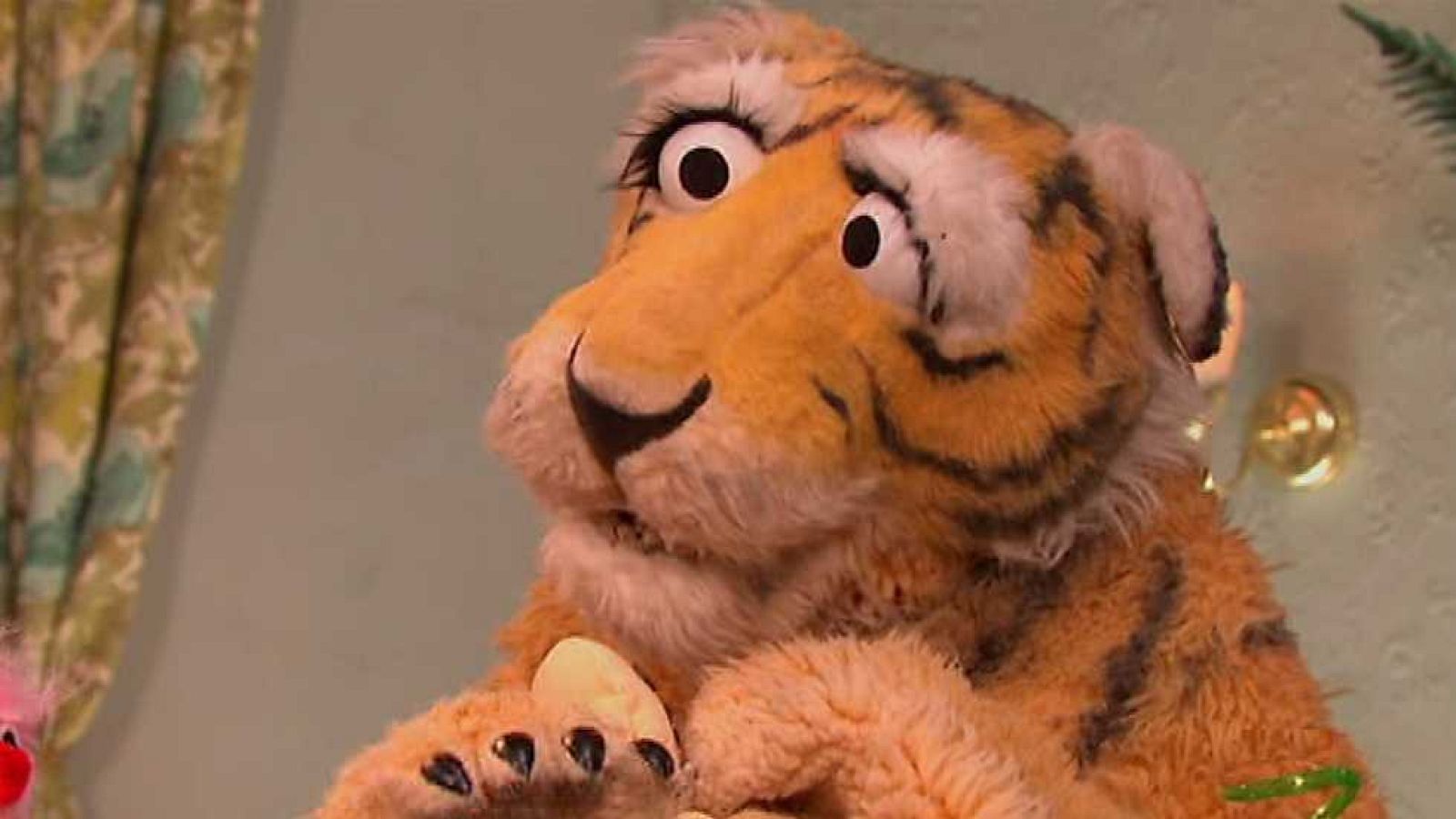 El muñeco monstruoso de Phoebe - El Hotel Furchester | Ver