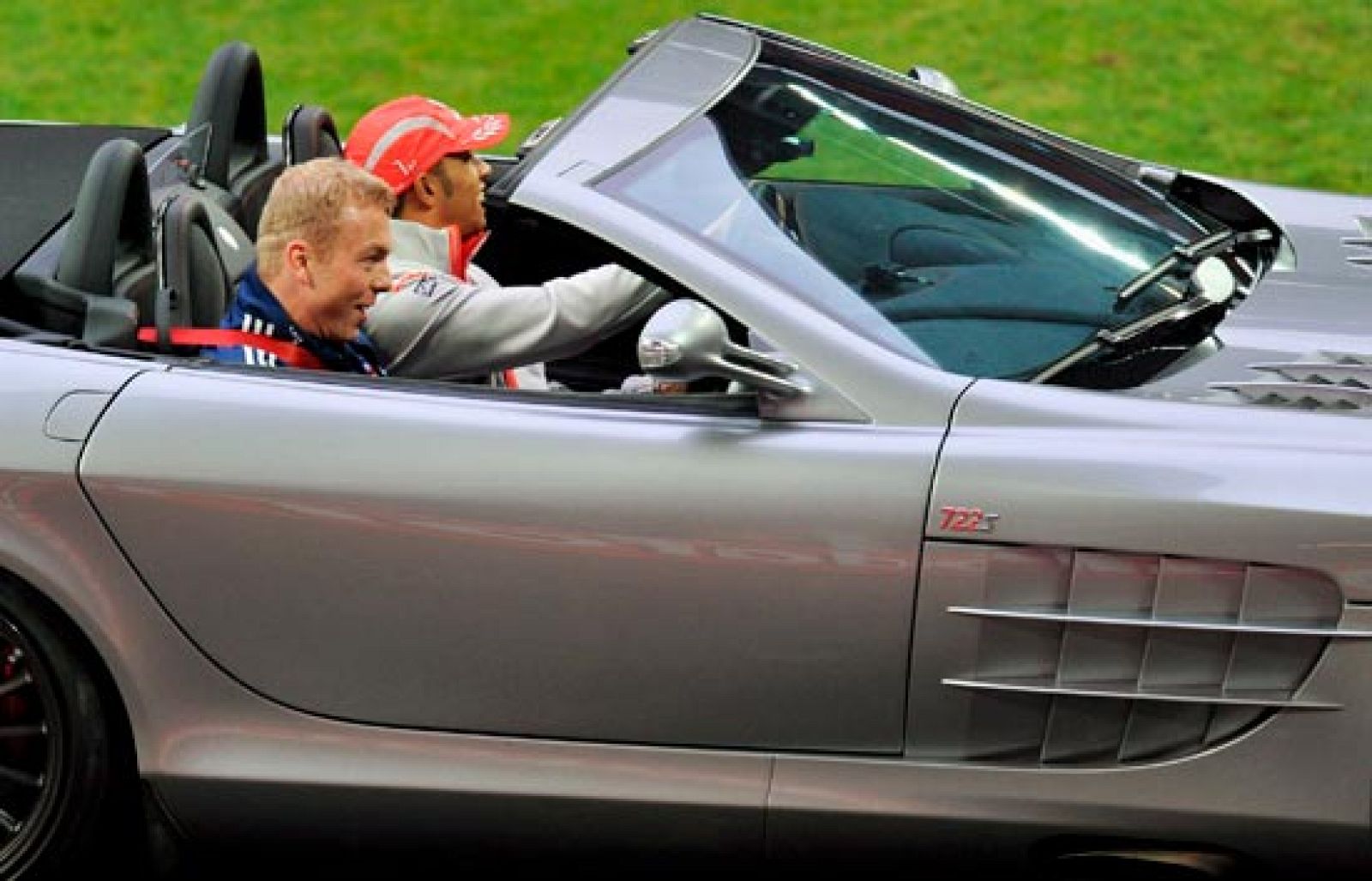 El actual campeón de Fórmula 1, Lewis Hamilton, y el campeón olímpico de ciclismo Chris Hoy han participado en la "Carrera de campeones", una prueba que se celebra en la localidad británica de Wembley.