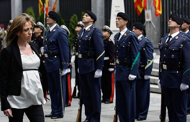 Fue noticia en el Archivo de RTVE - La ministra Chacón pasa revista a las tropas