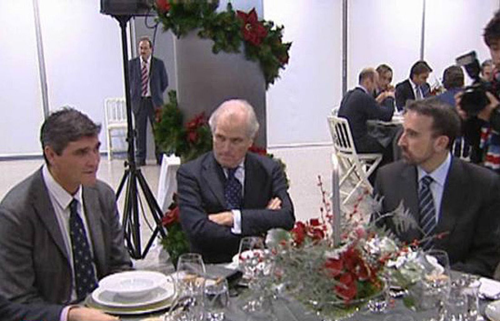 El Real Madrid ha celebrado la tradicional comida de navidad, a la que han acudido lesionados como Van Nistelrooy o De la Red. Ramón Calderón ha presidido el acto en la misma mesa que Juande.