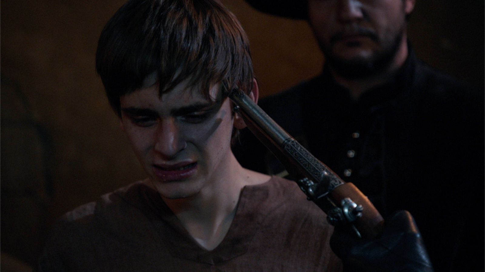 Águila Roja - El Comisario obliga a Alonso a ejecutar a su padre