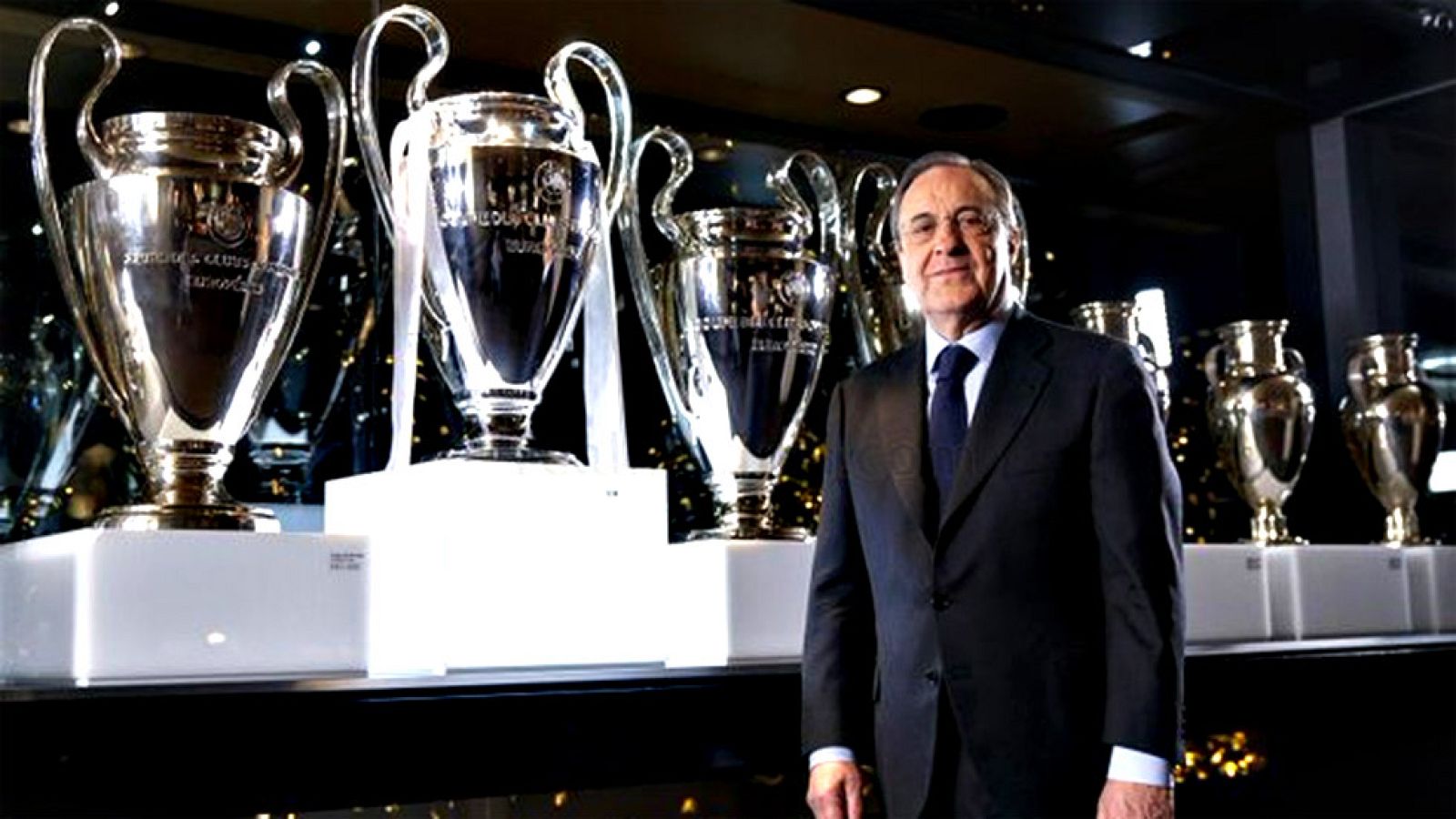 El club blanco se ha alzado con la Undécima y el madridismo ya puede visitarla en el Museo del Bernabéu. EL presidente, Florentino Pérez ha sido el encargado de colocarla.