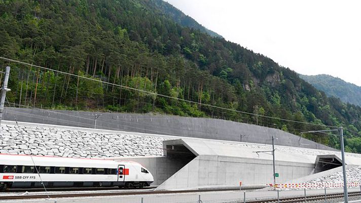 Telediario 1 - Inaugurado el nuevo túnel ferroviario de San Gotardo, en los Alpes suizos, el más largo y profundo del mundo