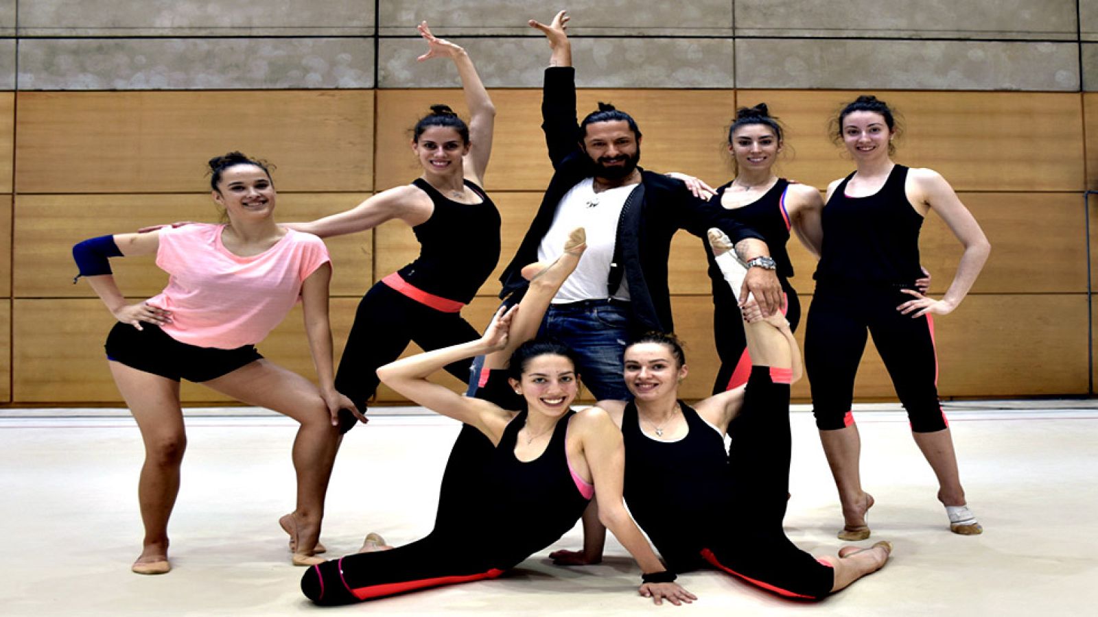 El bailarín y coreógrafo granadino Rafael Amargo visitó este martes en Madrid al conjunto español de gimnasia rítmica para dotar de "magia" al ejercicio que éste presentará en los Juegos Olímpicos de Río 2016, informa el Consejo Superior de Deportes