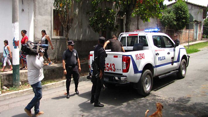 En portada - El Salvador busca salvador