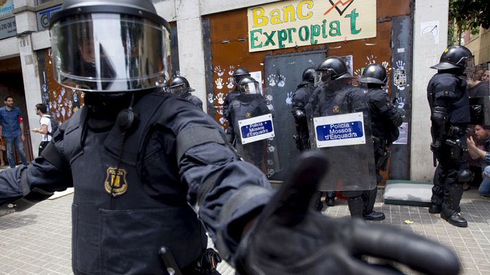 Informativo 24h - Los Mossos entran de nuevo a desalojar a cinco okupas en el "Banco Expropiado"