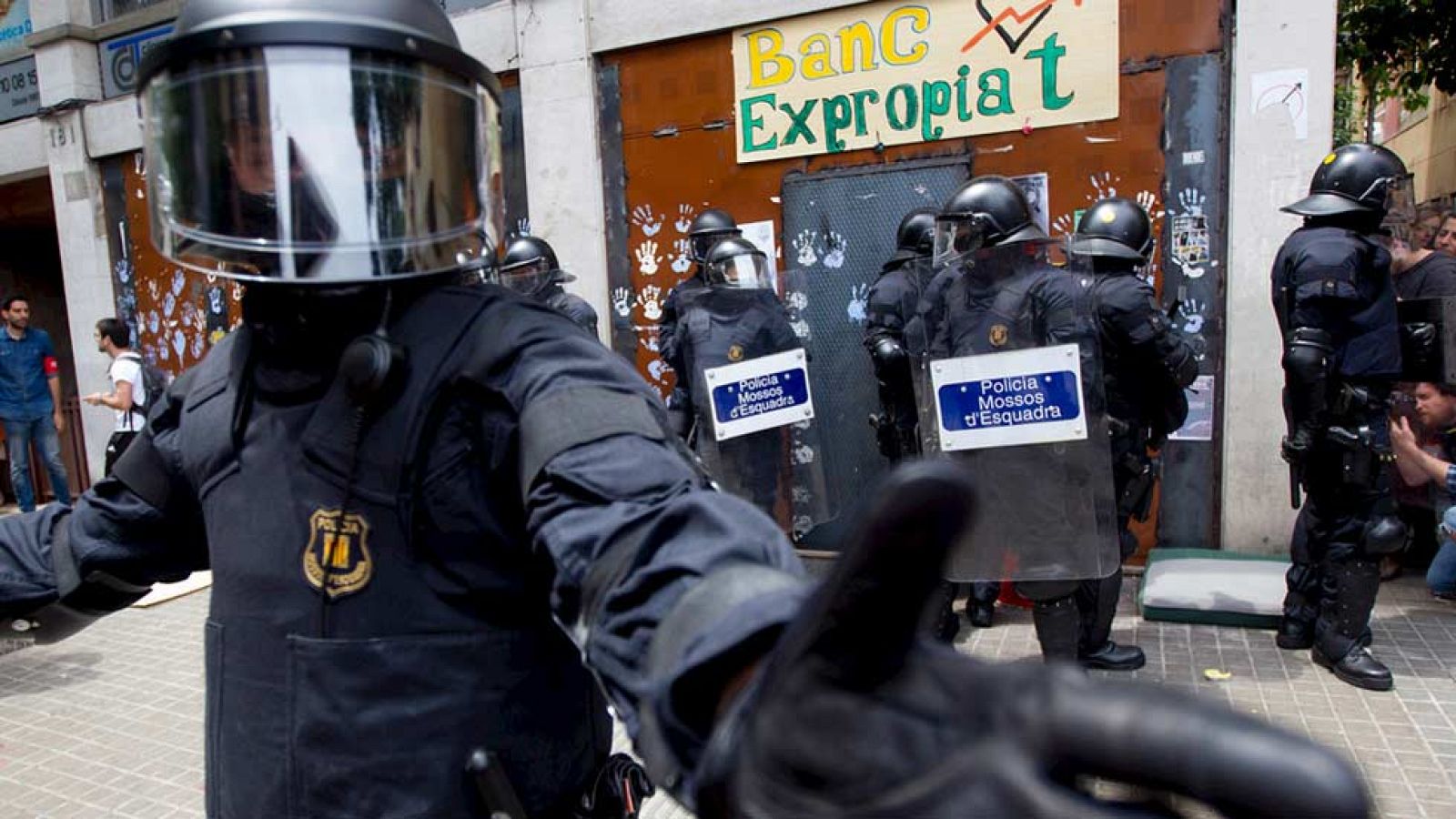 Cinco okupas logran entrar en la sede del 'banco expropiado'