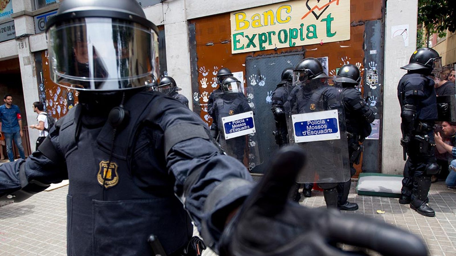 Los Mossos detienen a cinco okupas que se habían instalado en el "Banco Expropiado"