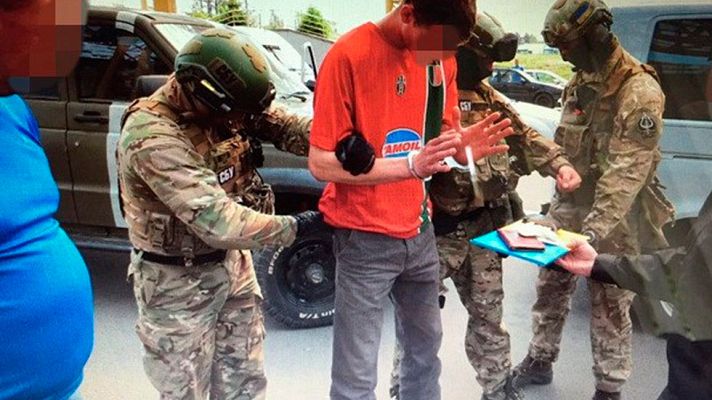 Telediario 1 - Detienen en Ucrania a un ciudadano francés que pretendía atentar durante la Eurocopa, según Kiev