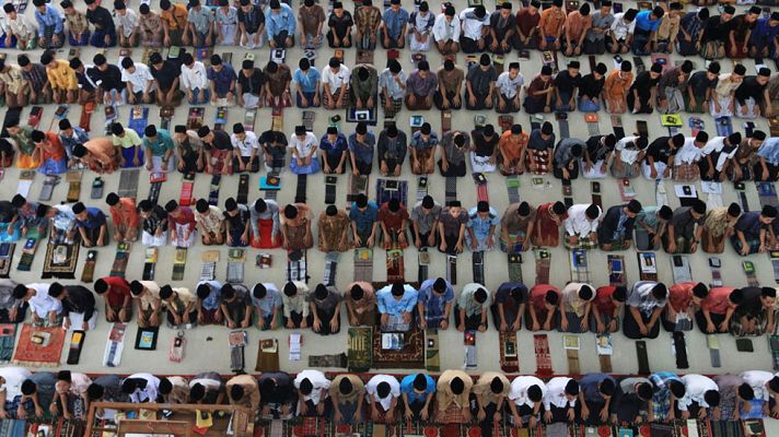 Telediario 1 - Los casi 2 millones de musulmanes residentes en España inician hoy el Ramadán